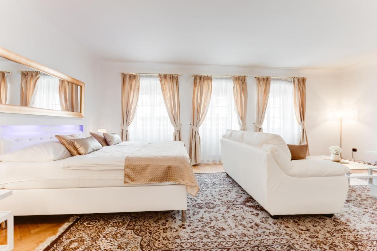 Charles Bridge Royal - Castle District Appartement Praag